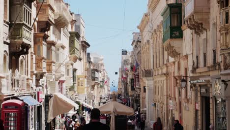 Tourist,-Der-In-Den-Straßen-Von-Valletta-Auf-Dem-Inselstaat-Malta-Im-Mittelmeer-Spaziert