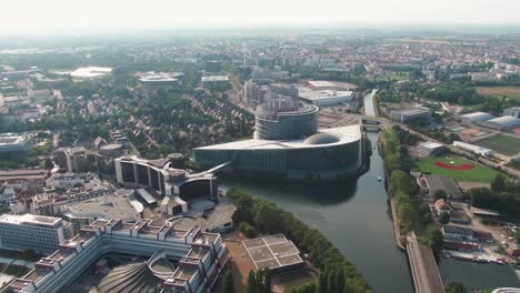 Luftaufnahme-Des-Europäischen-Parlaments-In-Straßburg,-Frankreich-An-Einem-Bewölkten-Tag