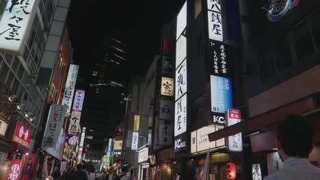 Das-Ausgehviertel-Von-Tokio-Namens-Shinjuku-Bei-Nacht-Mit-Vielen-Lichtern