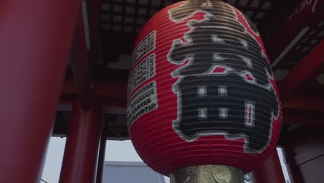 Huge-Red-traditional-Lantern-at-the-Senso-ji-Temple-in-Asakusa,-Tokyo,-Japan