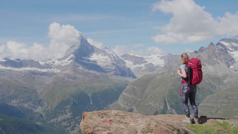 Una-Excursionista-Parada-Frente-A-La-Montaña-Matterhorn-En-Suiza