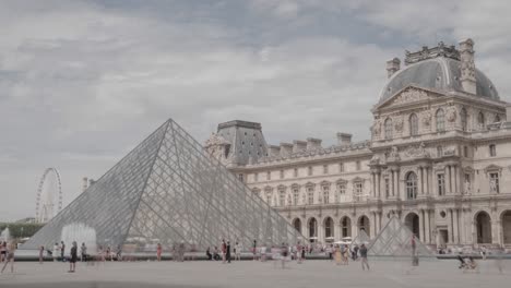 Zeitraffer-Im-Berühmten-Louvre-Museum-Mit-Vielen-Touristen-Und-Besuchern-An-Einem-Sonnigen-Tag
