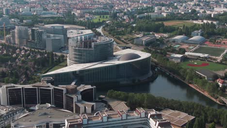 Toma-Aérea-Del-Parlamento-Europeo-En-Estrasburgo,-Francia,-En-Un-Día-Nublado.