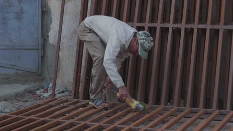 Männer-Arbeiten-In-Zeitlupe-Mit-Werkzeugen,-Um-Auf-Der-Straße-In-Indien-Einen-Eisenzaun-Zu-Bauen