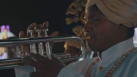 Indische-Musiker-Bei-Einem-Traditionellen-Festival-In-Indien-Bei-Nacht-Mit-Vielen-Bunten-Lichtern-In-Rajasthan