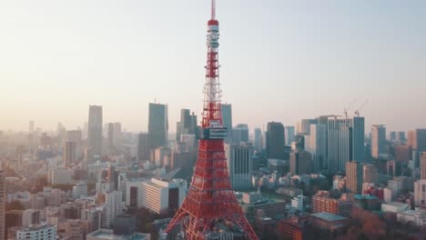 Beautiful-wide-drone-shot-of-the-famous-Tokyo-Tower-in-Tokyo,-Japan