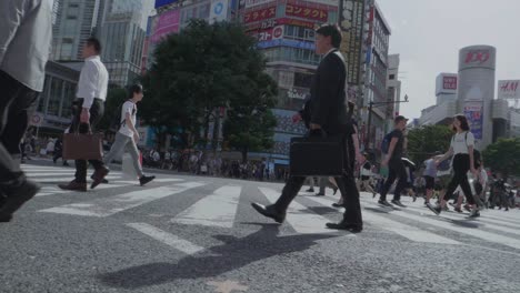 Tausende-Menschen-Laufen-An-Einem-Schönen-Sonnigen-Tag-In-Zeitlupe-über-Die-Weltberühmte-Shibuya-Kreuzung,-Die-Verkehrsreichste-Kreuzung-Der-Welt
