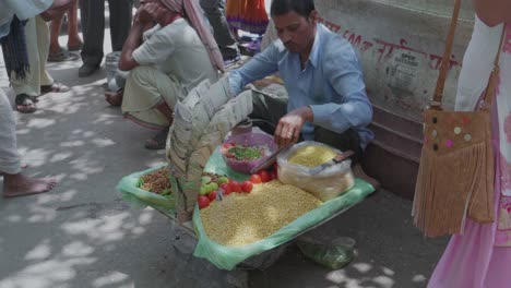 Menschen-In-Zeitlupe,-Die-An-Einem-Marktstand-Am-Straßenrand-Traditionelles-Indisches-Streetfood-Zubereiten
