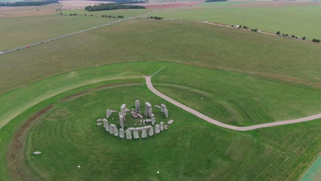 Aerial-Drone-Shot-of-the-famous-Stonehenge-in-South-England-on-a-cloudy-but-calm-evening