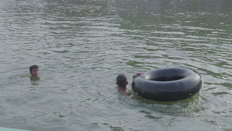 Niños-Bañándose-En-El-Río-Ganges-En-Pushkar,-India