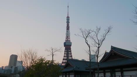 Torre-De-Tokio-Durante-La-Puesta-De-Sol-En-El-Centro-De-Tokio,-Japón