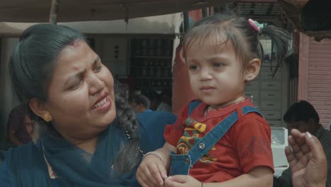 Madre-E-Hija-Indias-Que-Luchan-Por-Un-Futuro-Mejor-Para-Las-Mujeres-En-La-India.