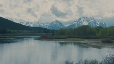 The-Snake-River-with-the-Teton-Mountain-Range-in-the-background