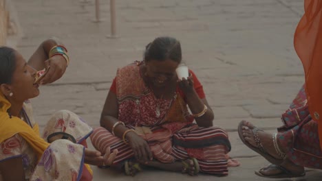 Grupo-De-Mujeres-Indias-En-La-Calle-En-La-India-Vestidas-Con-Saris-Naranjas-Tradicionales-Con-Transición