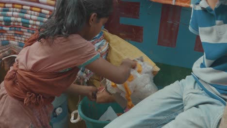 Ein-Sehr-Armes-Kind-In-Indien,-Das-Auf-Der-Straße-Lebt-Und-Müll-Sammelt