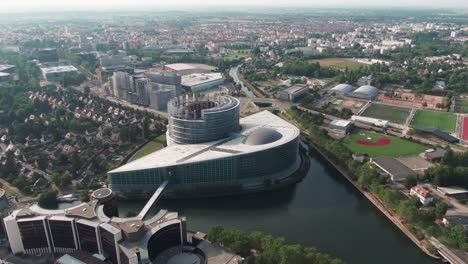 Luftaufnahme-Des-Europäischen-Parlaments-In-Straßburg,-Frankreich-An-Einem-Bewölkten-Tag