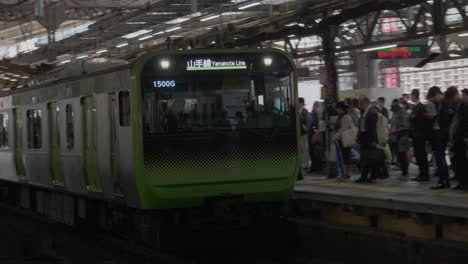 U-Bahn-Fährt-In-Einen-Belebten-Bahnhof-In-Der-Innenstadt-Von-Tokio,-Japan