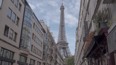 Hyperlapse-of-the-famous-Eiffel-Tower-in-Paris,-France-on-a-sunny-day