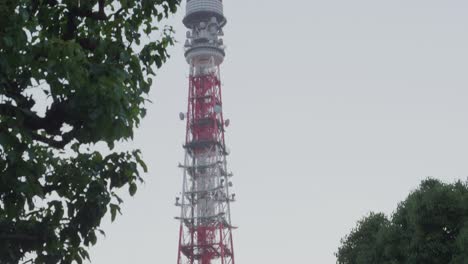 Der-Tokyo-Tower-Wird-Bei-Sonnenuntergang-Durch-Eine-Sanfte-Kamerabewegung-Sichtbar