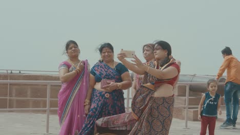 Eine-Gruppe-Indischer-Frauen-In-Wunderschönen-Traditionellen-Saris-Posiert-Gemeinsam-Für-Ein-Selfie-Foto