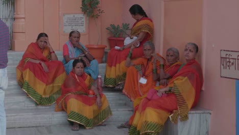 Gruppe-Indischer-Frauen-Auf-Der-Straße-In-Indien,-Gekleidet-In-Traditionellen-Orangefarbenen-Saris-Mit-Übergang