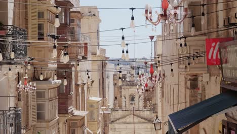 Buildings-in-Valletta,-Maltaon-a-sunny-day