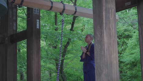 Zen-buddhistischer-Mönch-Betet,-Nachdem-Er-Eine-Riesige-Glocke-Geläutet-Hat
