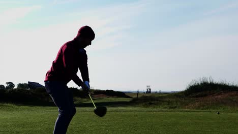 Silhouette-Eines-Golfspielers,-Der-Den-Dritten-Abschlag-Auf-Dem-St.-Andrews-Links-Old-Course-In-Schottland-Schlägt