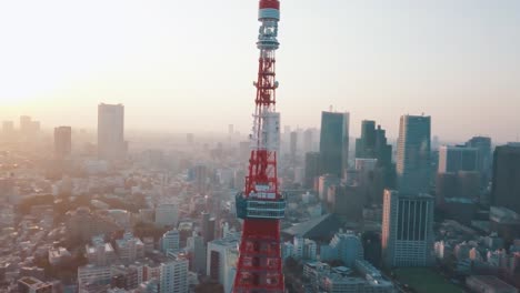 Toma-Aérea-De-Un-Dron-De-La-Famosa-Torre-De-Tokio-Y-El-Hermoso-Horizonte-De-Tokio,-Japón-Durante-La-Puesta-De-Sol