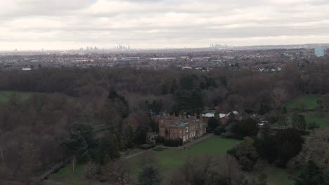 Luftdrohnenaufnahme-Des-Addington-Palace-In-Croydon,-London,-Vereinigtes-Königreich-An-Einem-Bewölkten-Tag-Und-Mit-Der-Innenstadt-Von-London-Im-Hintergrund