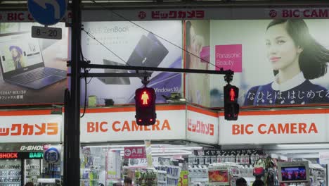 Fußgänger-Vor-Ampel-Und-Beleuchteten-Werbetafeln-In-Tokio-Stadt
