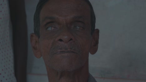 Ein-Blinder-Und-Behinderter-Alter-Mann-Blickt-In-Sri-Lanka-Direkt-In-Die-Kamera-Und-Symbolisiert-Die-Schlechte-Medizinische-Versorgungslage-In-Entwicklungsländern
