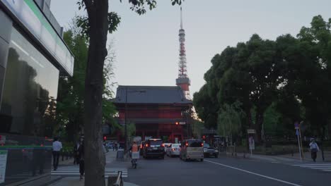 Mucha-Gente-Caminando-Por-Las-Calles-De-Tokio-Justo-En-Frente-De-La-Mundialmente-Famosa-Torre-De-Tokio-En-Japón