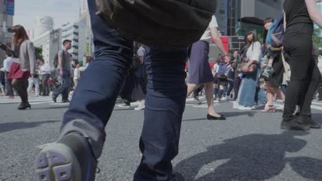 Tausende-Menschen-Laufen-An-Einem-Schönen-Sonnigen-Tag-In-Zeitlupe-über-Die-Weltberühmte-Shibuya-Kreuzung,-Die-Verkehrsreichste-Kreuzung-Der-Welt