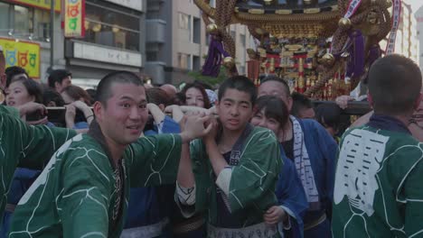 Massen-Von-Menschen,-Die-Mit-Einer-Großen-Buddhistischen-Statue-Durch-Die-Straßen-Japans-Gehen