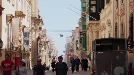 a-busy-alley-full-of-tourists-in-Valletta,-the-capital-of-Malta-on-a-sunny-day
