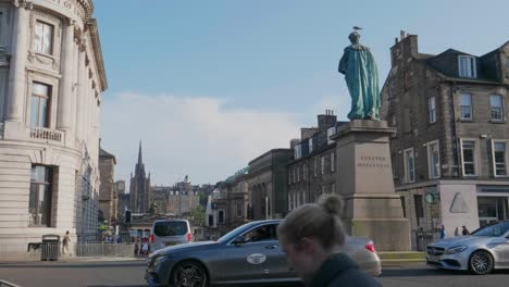 Straßen-Von-Edinburgh-Mit-Fußgängern-Und-Autos