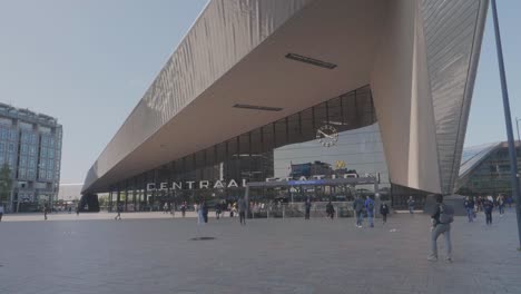 Aufnahme-Des-Rotterdamer-Hauptbahnhofs-Und-Einiger-Wolkenkratzer