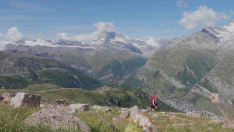 Una-Excursionista-Solitaria-Frente-A-La-Montaña-Matterhorn-En-Suiza