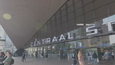 Toma-En-Cámara-Lenta-De-Personas-Afuera-De-La-Estación-Central-De-Rotterdam