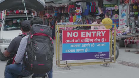 Auto-Und-Motorrad-In-Zeitlupe-Auf-Einem-überfüllten-Marktplatz-In-Indien
