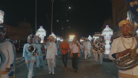 Músicos-Indios-En-Un-Festival-Tradicional-En-La-India-Por-La-Noche-Con-Muchas-Luces-De-Colores-En-Rajasthan