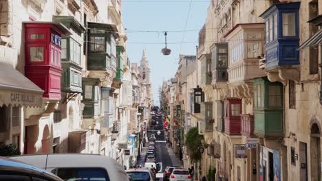 Una-Larga-Calle-En-La-Valeta,-Malta-En-Un-Día-Soleado.