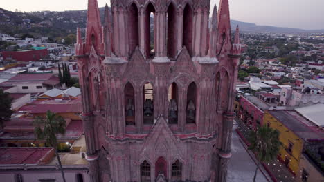 Aerial-close-up-detail-of-the-parish-facade-in-San-Miguel-de-Allende,-Guanajuato
