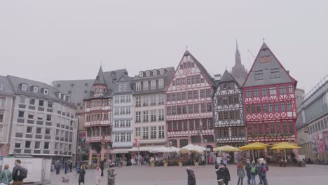 Old-City-of-Frankfurt,-Germany-with-traditional-houses-on-a-cloudy-day