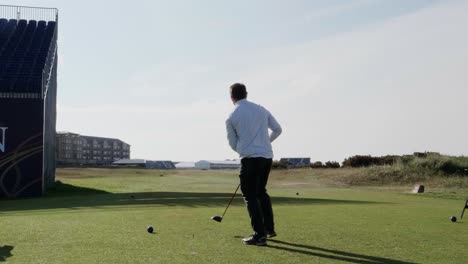 Ein-Golfspieler-Schlägt-Den-Zweiten-Abschlag-Auf-Dem-St.-Andrews-Links-Old-Course-In-Schottland