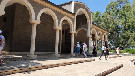 Außenansicht-Der-Kirche-Der-Seligpreisungen-In-Israel,-Während-Touristen-Kommen-Und-Gehen