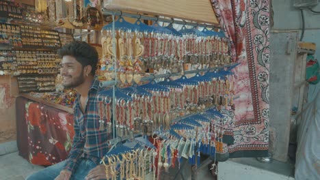 Indische-Einheimische-Kaufen-Artikel-Von-Einem-Straßenhändler-Marktstand-In-Delhi