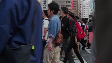 Multitud-Ocupada-De-Gente-Cruzando-La-Calle-En-Tokio,-Japón