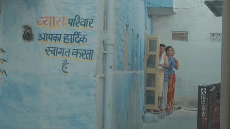 Eine-Indische-Familie-Schaut-In-Der-Blauen-Stadt-Jodhpur,-Indien,-In-Die-Kamera